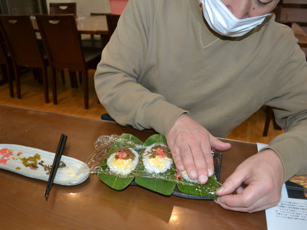 笹寿司を作る参加者