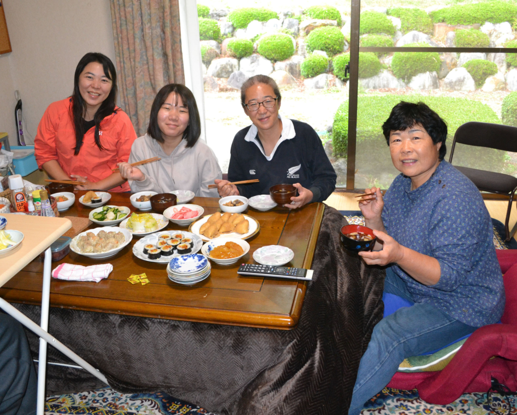瀧田さん（右）経営の農家民宿で瀧田さんと参加者が一緒に昼食