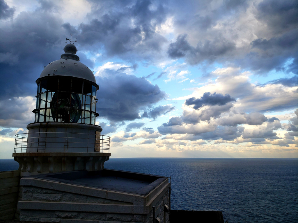 京都府最北端に位置する経ヶ岬灯台と日本海