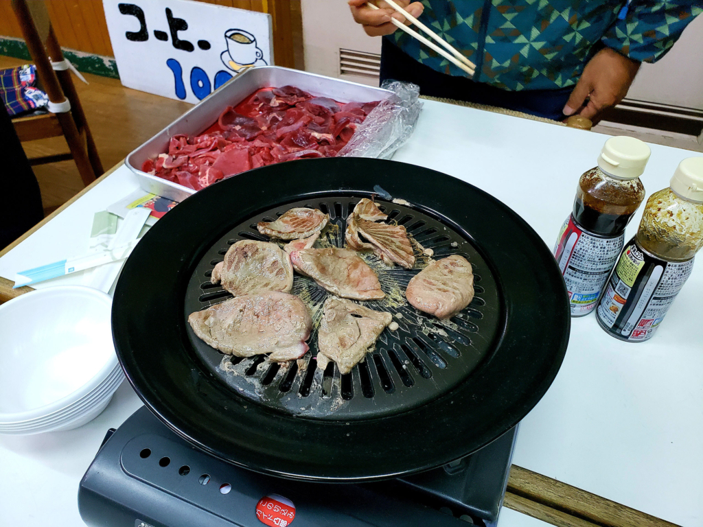 参加者にふるまわれたイノシシ肉の焼肉