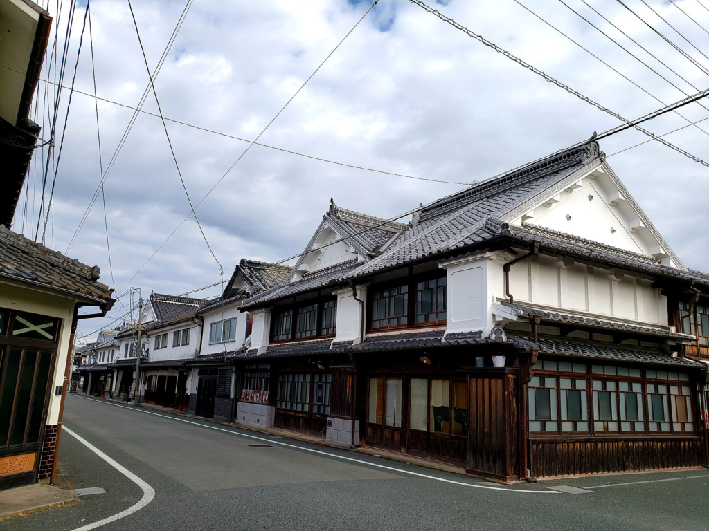 商人町の面影が残る八女福島地区の街並み