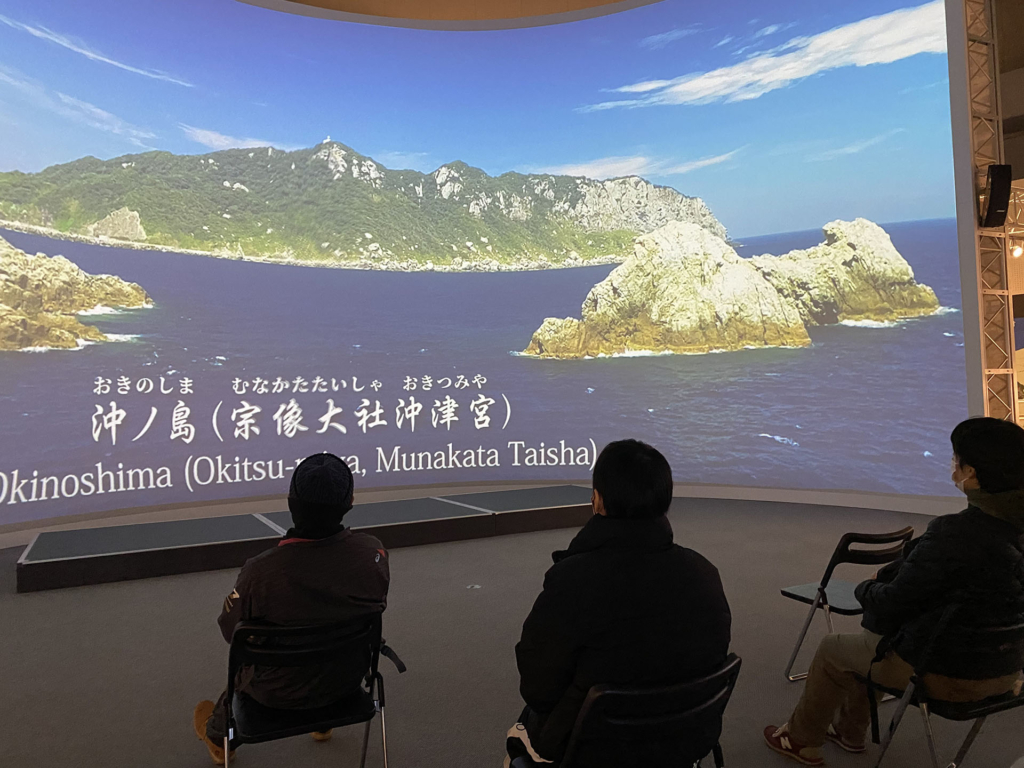 「海の道むなかた館」の大型スクリーンで沖ノ島を体感する