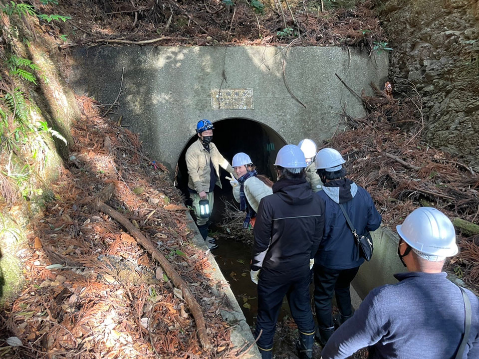 歴史を今に伝える「立梅用水」、江戸時代の素掘りのトンネルを探訪する参加者