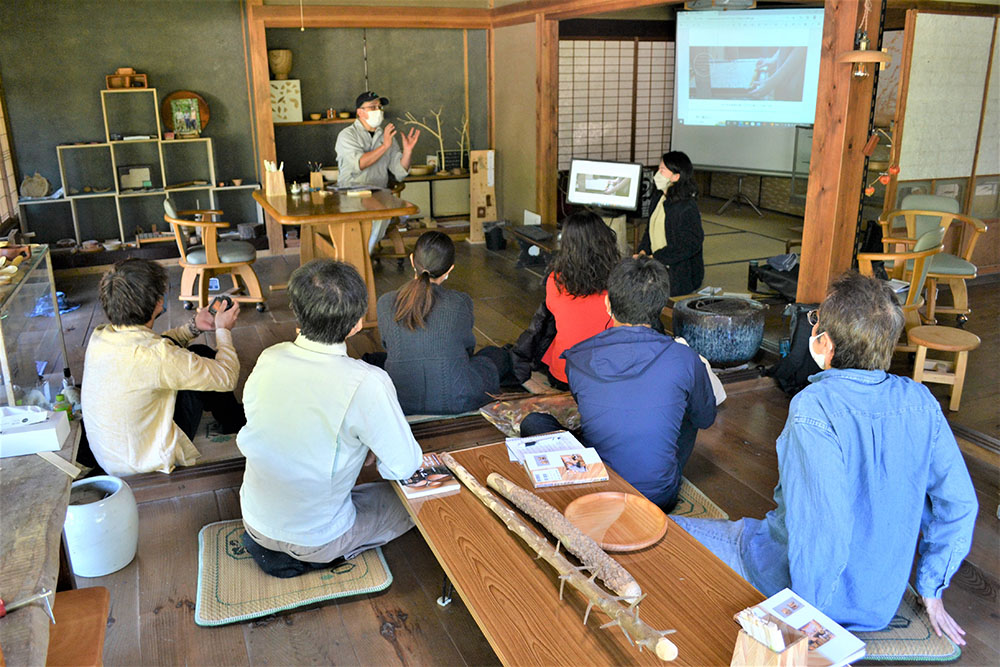 青山さん（右奥）、加藤さん（左奥）から大洲和紙や和紙の原料について学ぶ