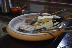 焼き物のメニューは、あか牛、ヤマメ、豆腐、コンニャク、つるのこ芋（阿蘇の火山灰土壌の痩せた土地で育つ里芋の一種。一説に鶴の首の形から名付けられたと伝わっている）、ウズラ、野菜。