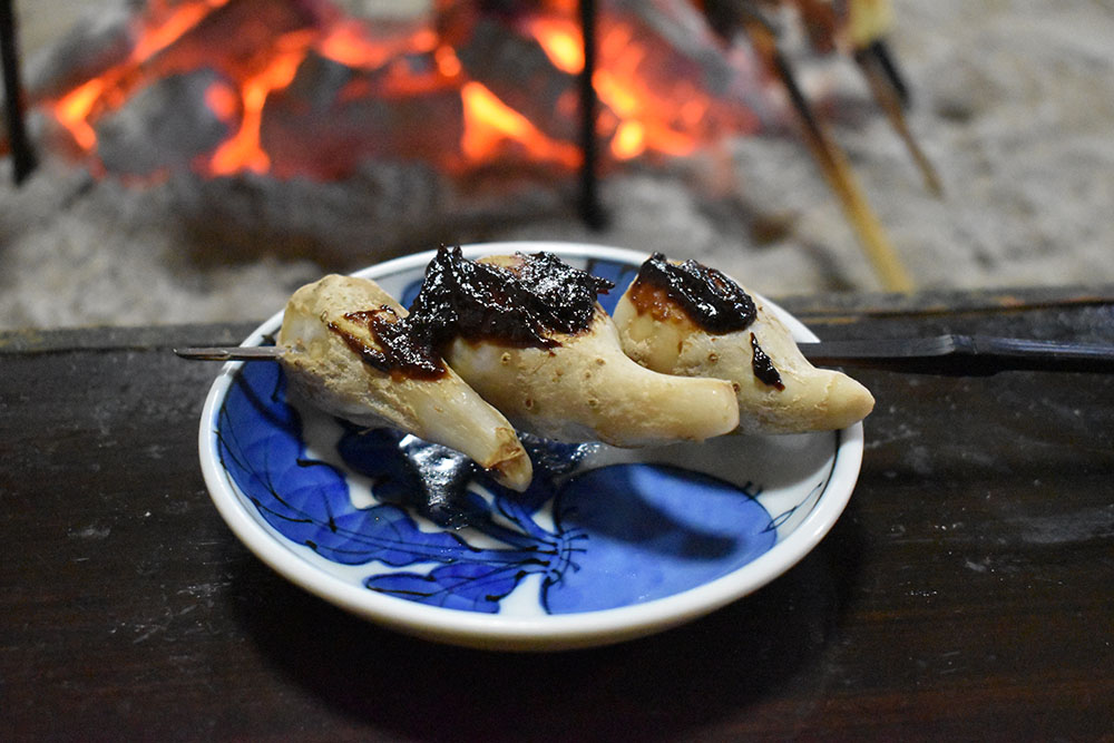 「つるのこ芋」は途中で味噌を塗って再び囲炉裏で焙る。