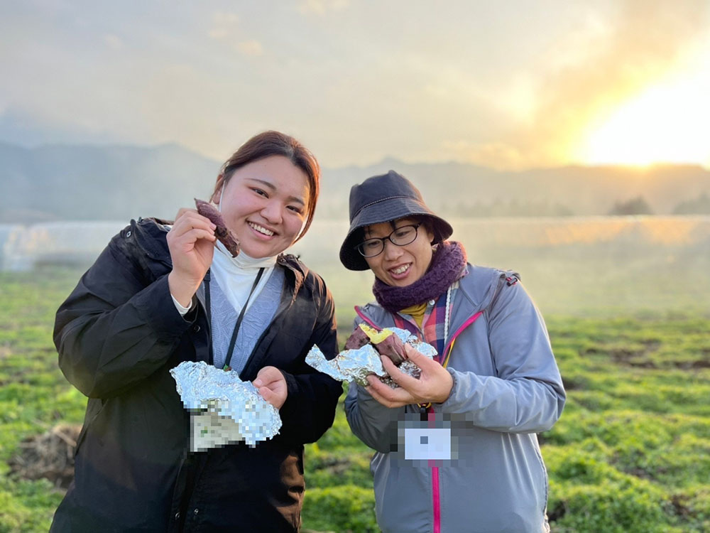 研修参加者と一緒に焼き芋を楽しむ南阿蘇村地域おこし協力隊の田上由菜さん（左）。写真は田上さん提供。