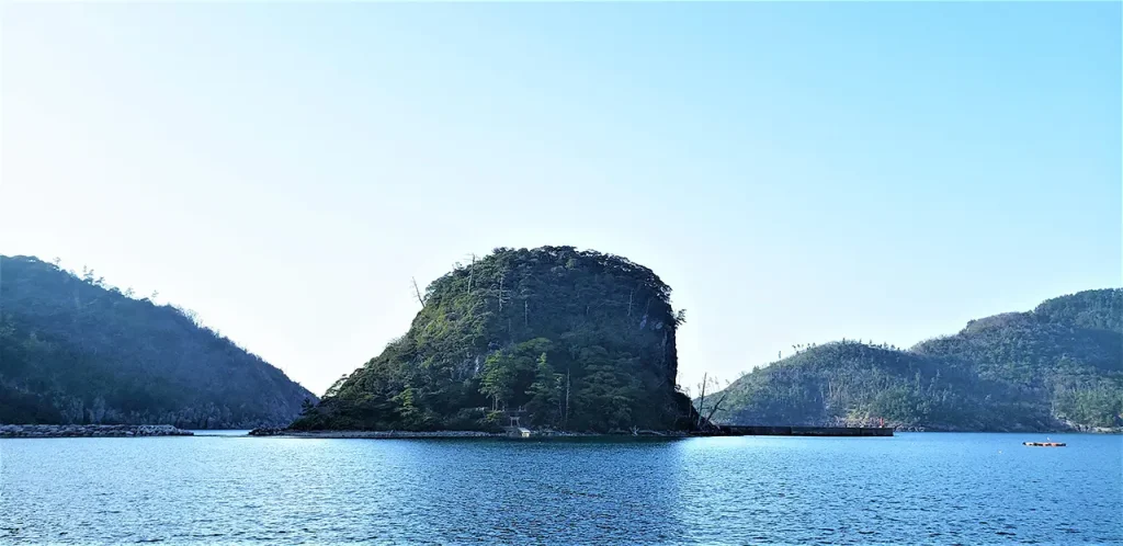 隠岐の島町西北の重栖港の眺め。目の前は弁天島