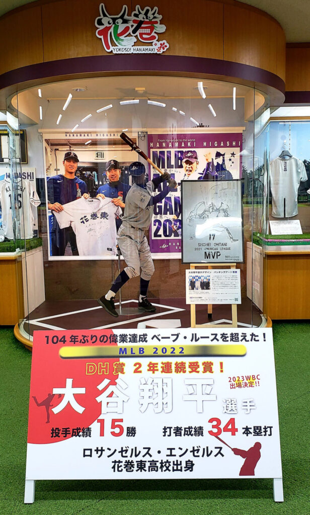 ＪＲ新花巻駅の待合室にある花巻東高校野球部出身者の展示コーナー