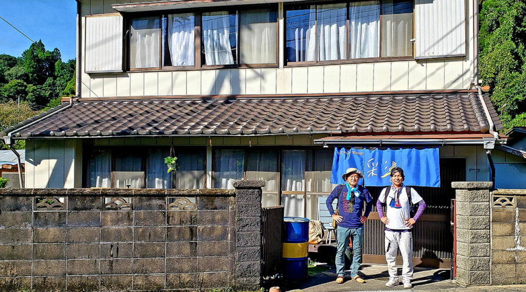 交流スペース「彩り」の前で、横道亨さん（右）と研修生の加藤友貴さん