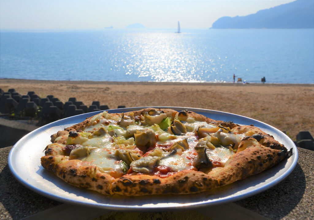 宿泊先近くの「備後ピザ」で昼食に内海町のカキを使ったピザを堪能